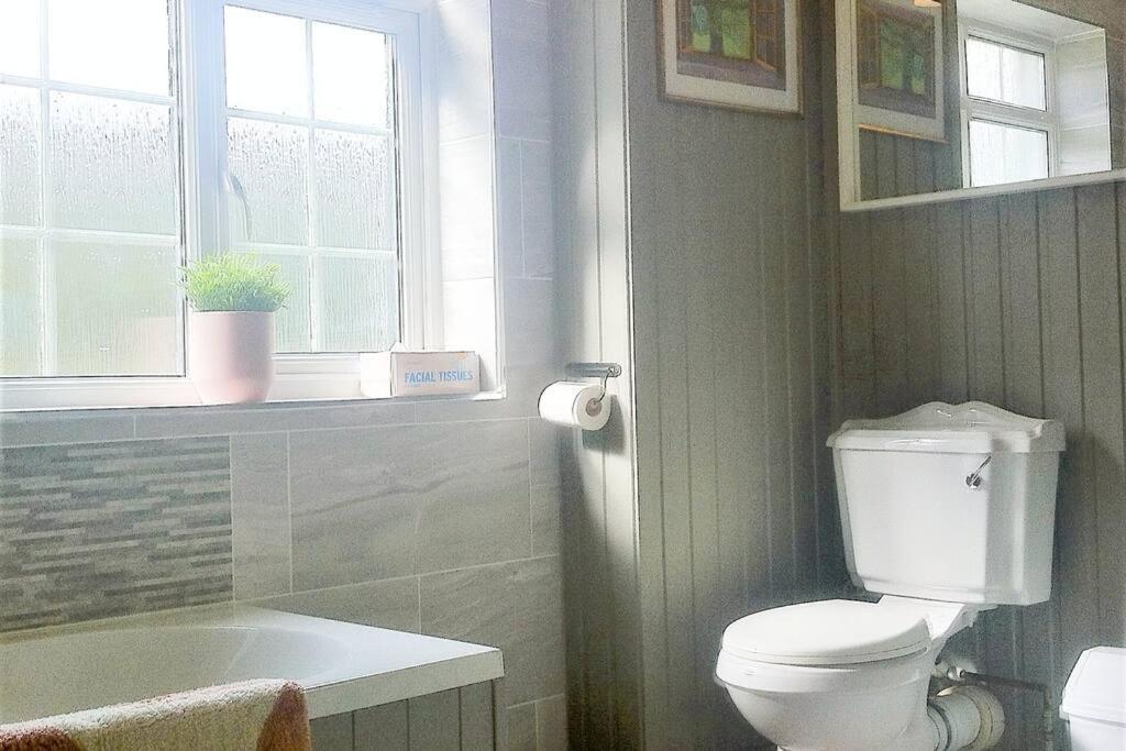 מונמות' Charming Cottage Within Farmhouse מראה חיצוני תמונה